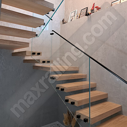 Стъклен парапет по стълби с дистанционер